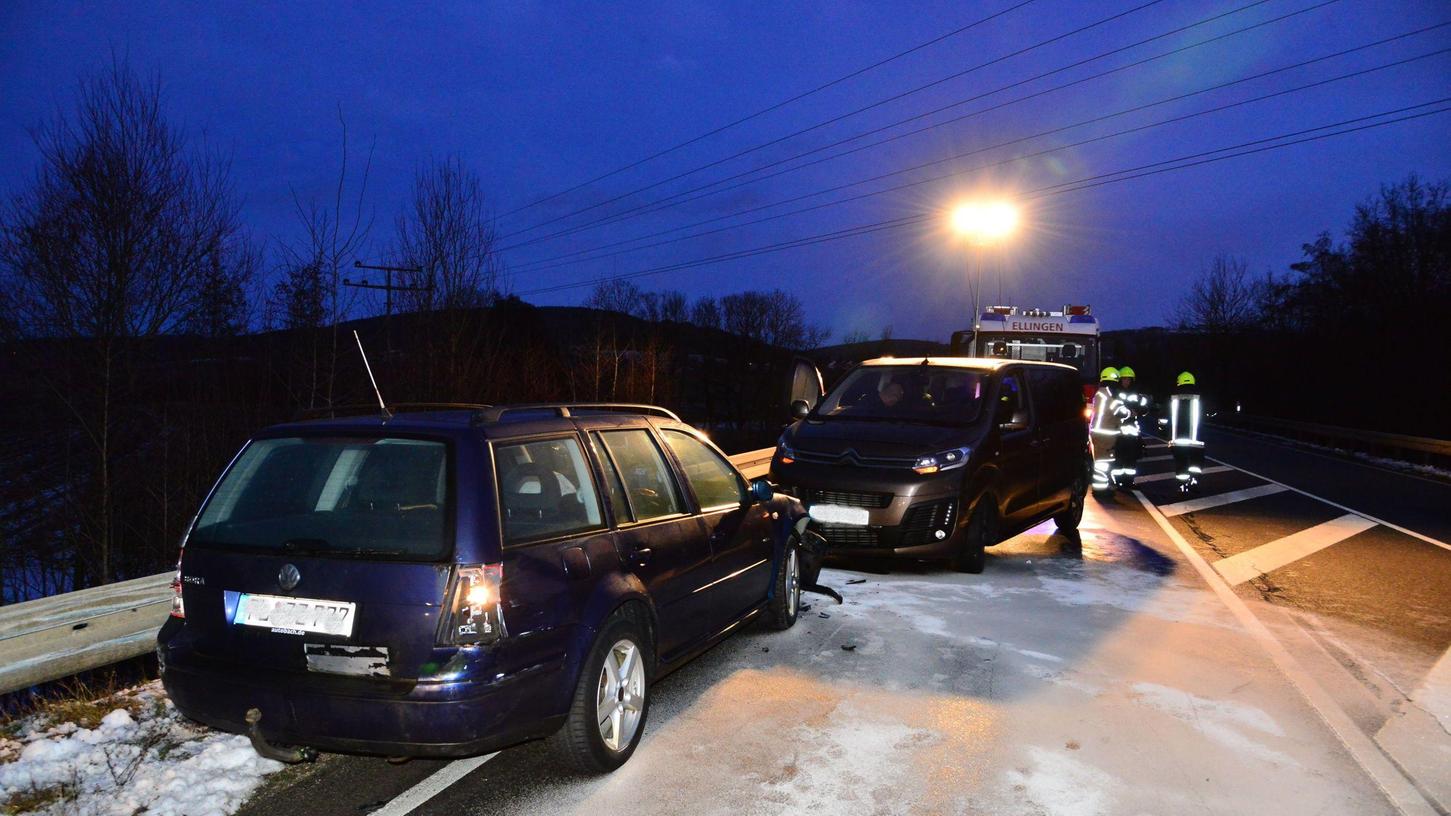  Unfall auf der Bundesstraße 2/13 zwischen Weißenburg –Nord und Weißenburg- Jahnstraße im Bereich der dreispurigen Fahrbahn. Drei Fahrzeuge kollidierten leicht. 