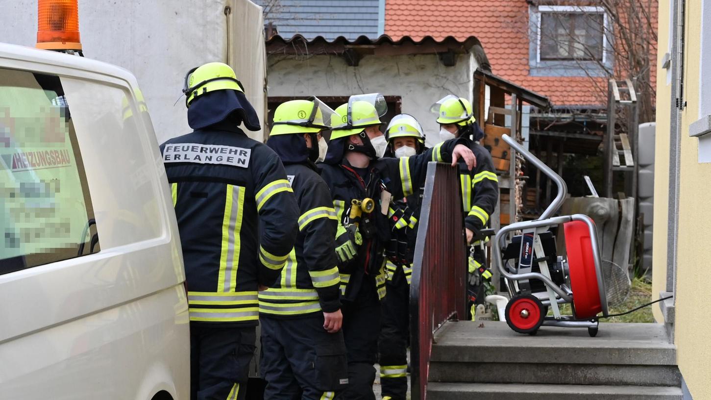 In Bruck hat es eine Verpuffung in einem Keller eines Einfamilienhauses gegeben. Eine Person wurde erheblich verletzt. 