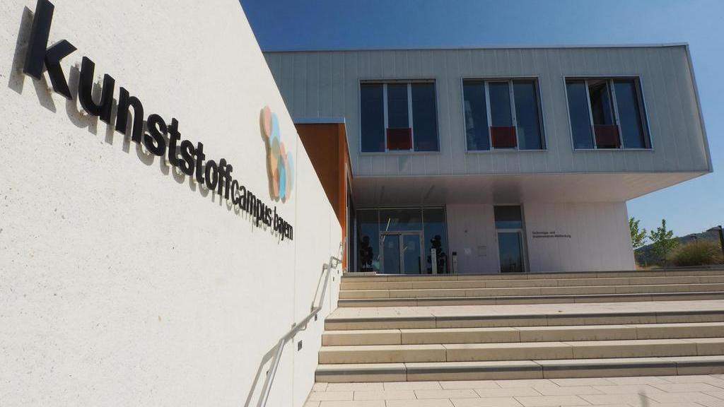 Unter anderem für die Studierenden am Kunststoffcampus in Weißenburg wäre ein Wohnheim sinnvoll, aber auch für die Neuausrichtung der Berufsschule oder für die Pflegeschule am Klinikum könnte man günstige Übernachtungsmöglichkeiten für Azubis in Weißenburg gut gebrauchen. Unter anderem für die Studierenden am Kunststoffcampus in Weißenburg wäre ein Wohnheim sinnvoll, aber auch für die Neuausrichtung der Berufsschule oder für die Pflegeschule am Klinikum könnte man günstige Übernachtungsmöglichkeiten für Azubis in Weißenburg gut gebrauchen.
