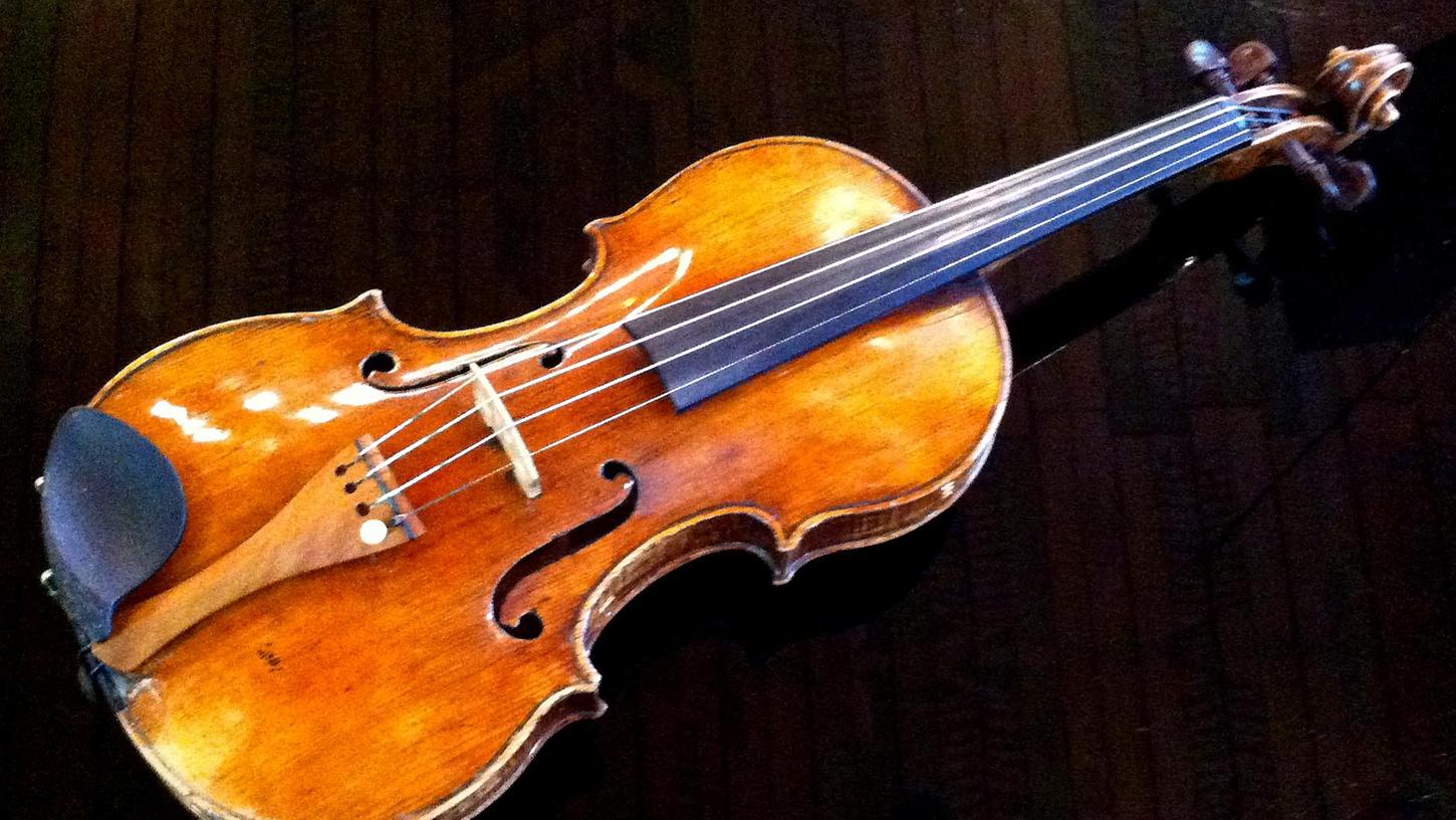 Jahre lang gab es Streit um die Guarneri-Geige, jetzt ist er beigelegt und klar ist: Das Instrument wird künftig an der Nürnberger Musikhochschule gespielt.
Jahre lang gab es Streit um die Guarneri-Geige, jetzt ist er beigelegt und klar ist: Das Instrument wird künftig an der Nürnberger Musikhochschule gespielt.