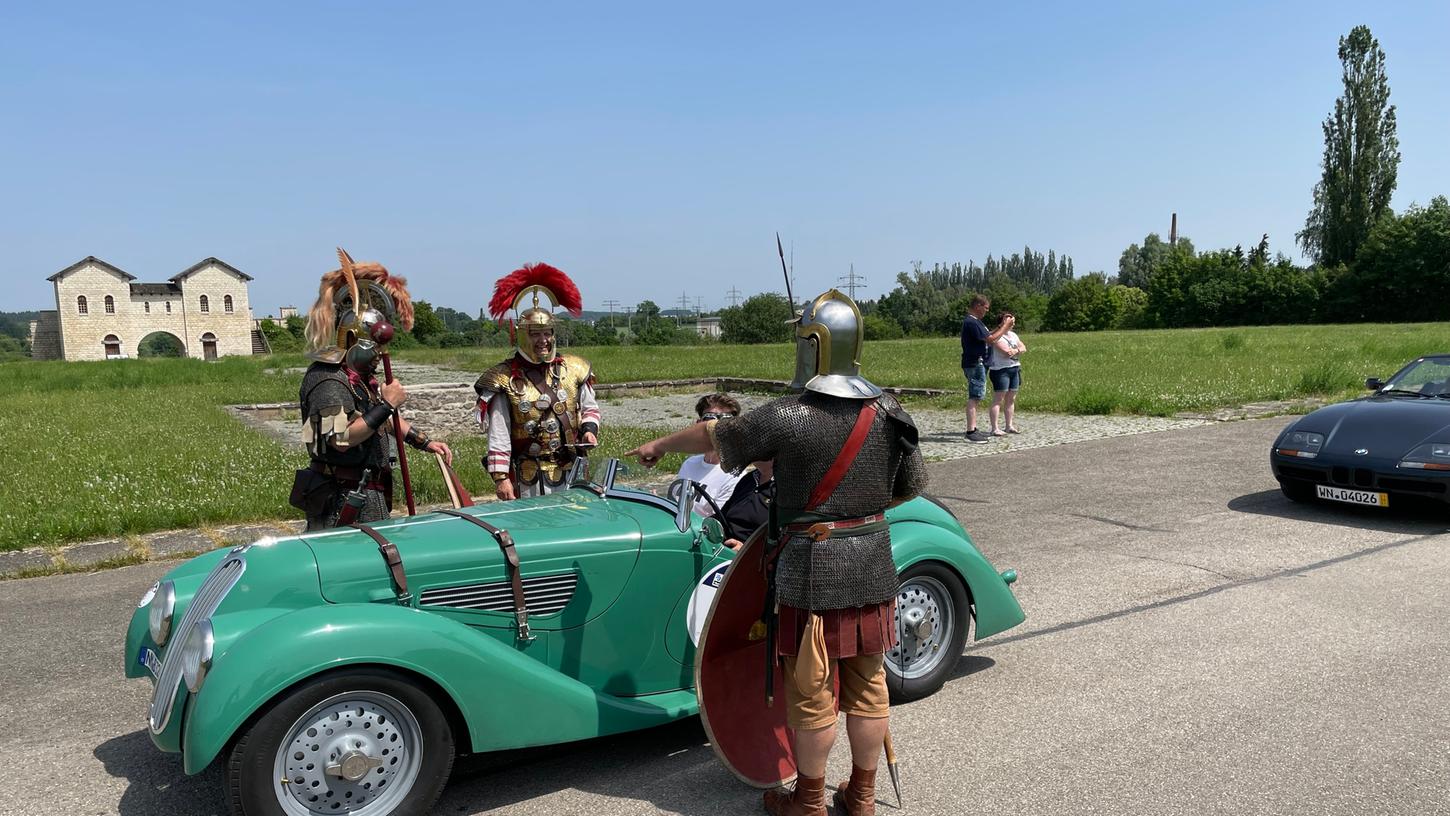 Auch heuer rollen wieder über 100 historische Fahrzeuge durch Weißenburg und passieren dabei auch das Kastellgelände Biriciana, wo sie im vergangenen Jahr von römischen Soldaten empfangen wurden.