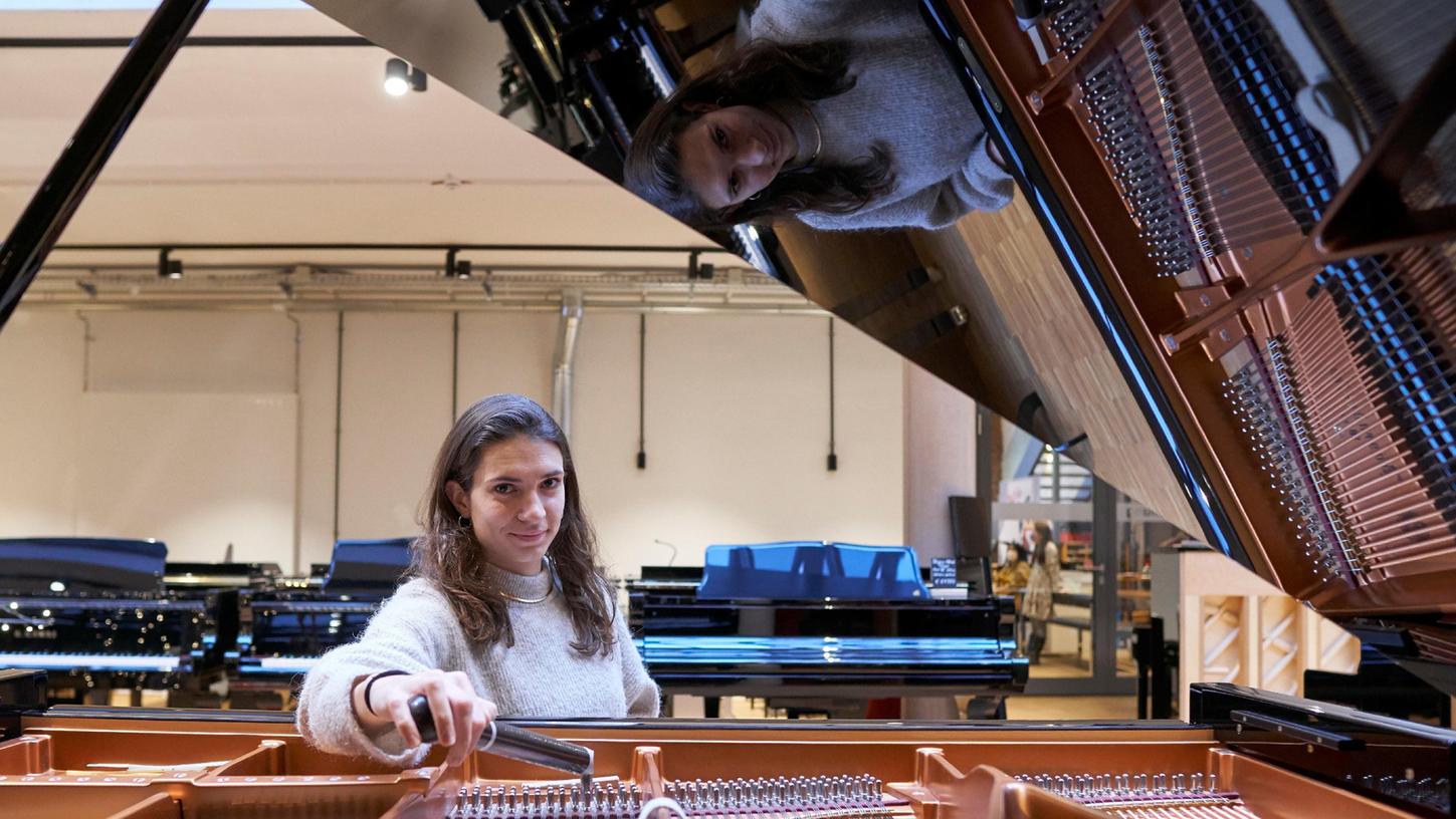  „Die Entscheidung für diesen Beruf war die beste, die ich bis heute getroffen habe“: Tanja Meier ist Auszubildende bei Klavier Kreisel in Fürth und neuerdings auch stolze Siegerin beim Bundeswettwerb der Klavierbauer.