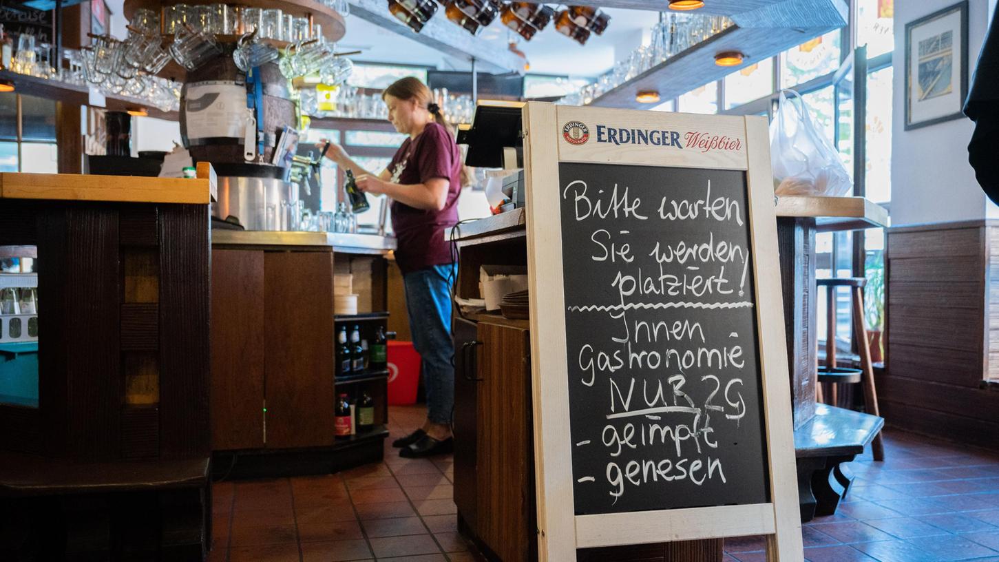 Es bleibt bei 2G statt 2G plus in der Gastronomie: Bayern beschließt einen Sonderweg. Sehr zur Freude der Wirte.