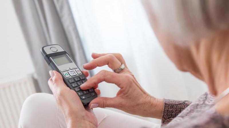 Derzeit versuchen Betrüger vor allem am Telefon, an sensible Daten von Rentnerinnen und Rentnern zu kommen. Derzeit versuchen Betrüger vor allem am Telefon, an sensible Daten von Rentnerinnen und Rentnern zu kommen.