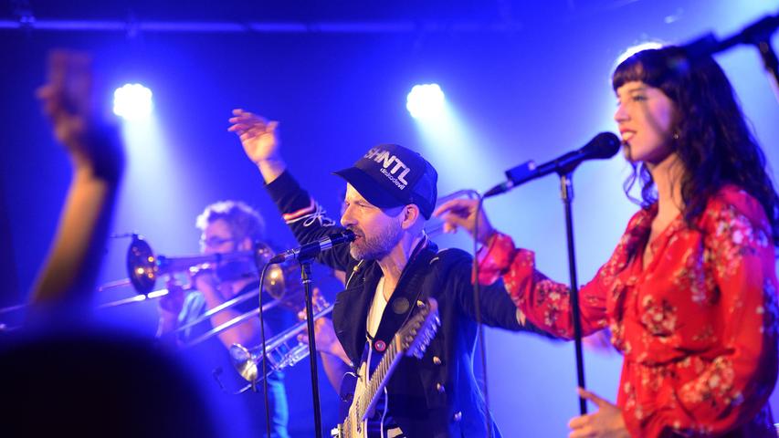 Und nochmal bessere Zeiten: Die E-Werk-Clubbühne war bestens besucht, als im Jahr 2017 Shantel (Mitte) mit seinem Bucovina Club Orkestar aufspielte.
Und nochmal bessere Zeiten: Die E-Werk-Clubbühne war bestens besucht, als im Jahr 2017 Shantel (Mitte) mit seinem Bucovina Club Orkestar aufspielte.