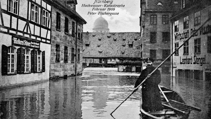 Der Schein trügt. Um einen venezianischen Gondoliere handelt es sich hier nicht. Stattdessen bewegt sich ein Nürnberger mit Hilfe eines Bootes durch die überfluteten Straßen.  