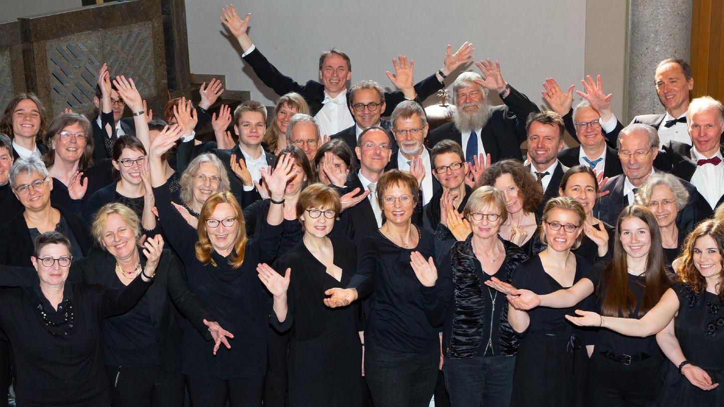 Bester Dinge auch nach 75 Jahren: Das Erlanger Kammerorchester präsentiert sich gut gelaunt in seiner heutigen personellen Zusammensetzung.
 
