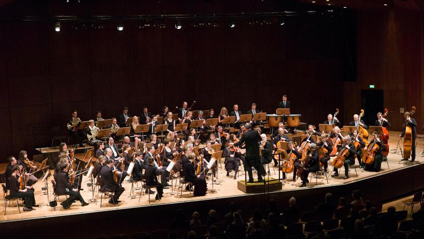 Auch offen für anderes: Das Erlanger Kammerorchester präsentierte im März 2015 in der Ladeshalle gemeinsam mit Schülern der Erlanger Musikschulen und Gymnasien das Jugendkonzert „Wenn der Vater mit dem Sohne“.
Auch offen für anderes: Das Erlanger Kammerorchester präsentierte im März 2015 in der Ladeshalle gemeinsam mit Schülern der Erlanger Musikschulen und Gymnasien das Jugendkonzert „Wenn der Vater mit dem Sohne“.