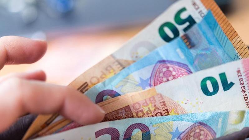 Haushalte mit einem geringen Einkommen geben anteilig am meisten für Strom, Heizung und Warmwasser aus. Haushalte mit einem geringen Einkommen geben anteilig am meisten für Strom, Heizung und Warmwasser aus.