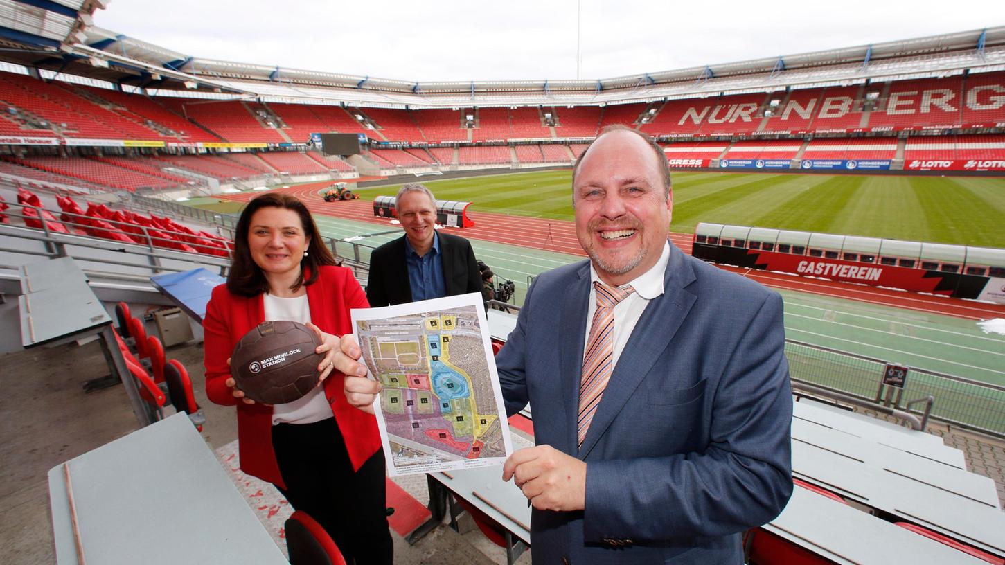 Bürgermeister Christian Vogel (vorne) präsentierte die Pläne gemeinsam mit Sportreferentin Cornelia Trinkl und Detlef Stenger, Zweiter Werkleiter des städtischen Eigenbetriebs Franken-Stadion. 
