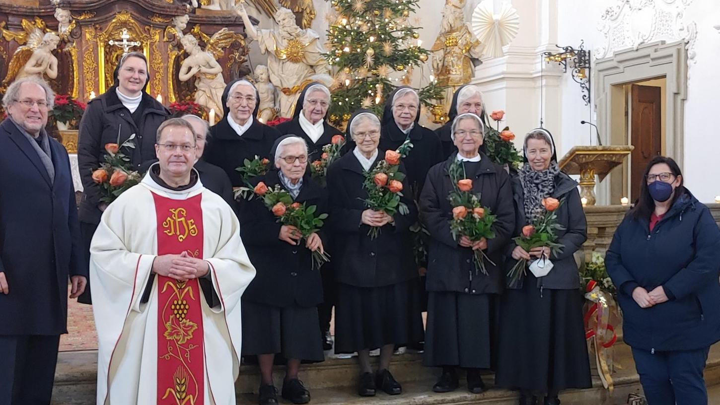 Die scheidenden Schwestern mit Kirchenpfleger Georg Lang, Pfarrer Pater Ludwig Mazur und Pfarrgemeinderatsvorsitzender Kathrin Heckel (vorne v.l.). 