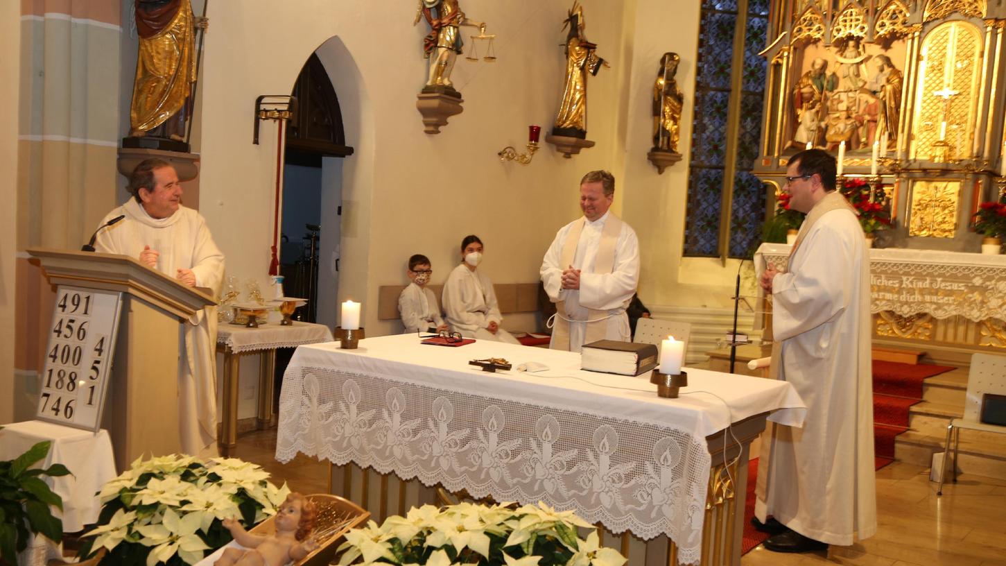 Zum Abschied eröffnete Pfarrer Beißer zum letzten Mal den Gottesdienst. Er begrüßte dazu Pfarrer Florian Stark als Leiter des Seelsorgebereichs Fränkische Schweiz und Pfarrer Oliver Schütz.
Zum Abschied eröffnete Pfarrer Beißer zum letzten Mal den Gottesdienst. Er begrüßte dazu Pfarrer Florian Stark als Leiter des Seelsorgebereichs Fränkische Schweiz und Pfarrer Oliver Schütz.