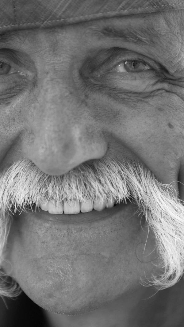 Der Illustrator und Künstler Ali Mitgutsch ist tot. Der Wimmelbuch-Schöpfer sei am Montagabend im Alter von 86 Jahren in München gestorben, teilte sein Freund und Biograf Ingmar Gregorzewski mit. Mitgutsch hat mit seinen Wimmelbüchern vielen Kindern eine Freude gemacht. Der Münchner ist mit seinen Alltags-Geschichten zu einer Ikone geworden.