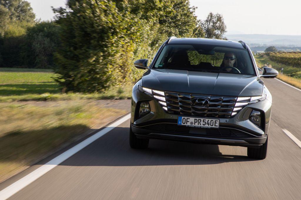 Blickfang an der Front ist der Diamant-Kühlergrill mit integrierten Tagfahrlichtern.