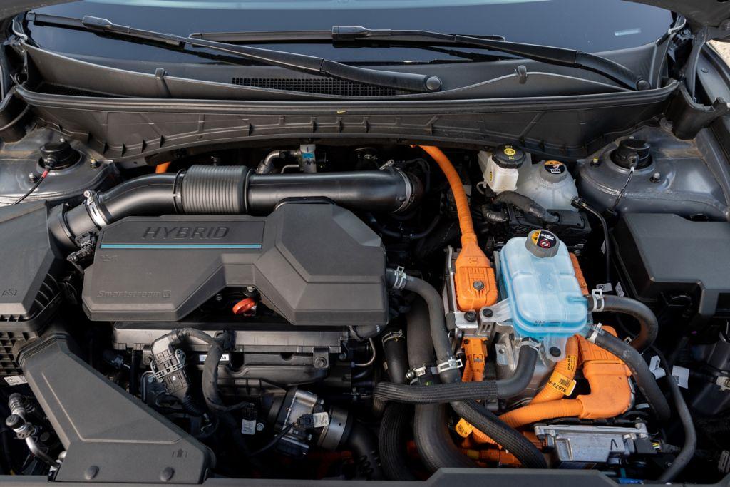 Gemeinsam bringt es das Duo auf eine Systemleistung von 195 kW/265 PS.