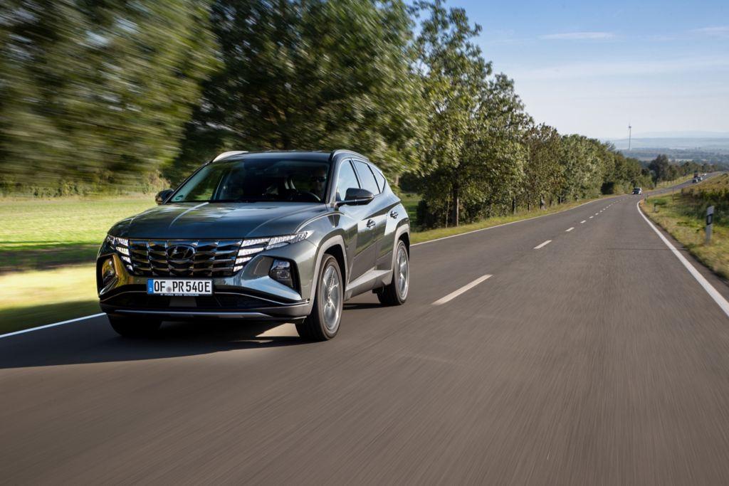 Serienmäßig leitet eine Sechsstufen-Automatik die Antriebskräfte an alle vier Räder weiter.