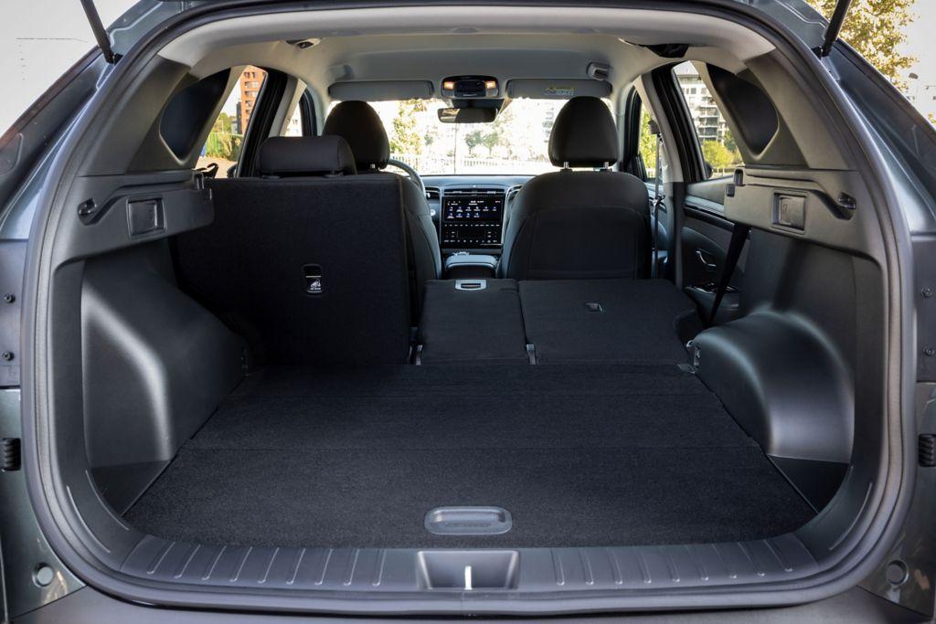 In den ausstattungsabhängig über eine elektrische Heckklappe zugänglichen Kofferraum passen 62 Liter weniger als beim konventionell angetriebenen Tucson, aber immer noch sehr respektable 558 bis 1721 Liter.