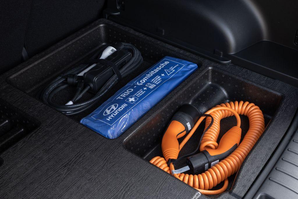 Den Ladekabeln bieten zwei Fächer unterm Ladeboden ein Zuhause.