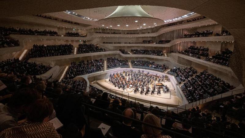 Zahlreiche Zuschauer verfolgen das Festkonzert des NDR Elbphilharmonie Orchesters. Zahlreiche Zuschauer verfolgen das Festkonzert des NDR Elbphilharmonie Orchesters.