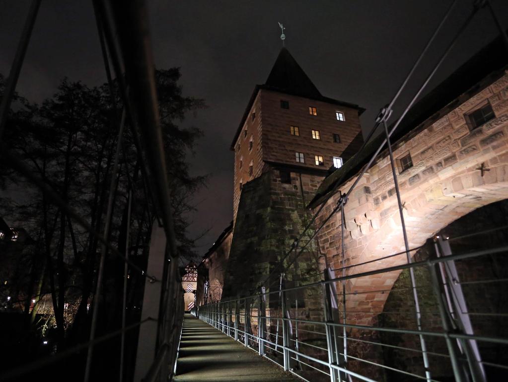 Eine Ausnahme. Der Kettensteg wird aus Sicherheitsgründen die ganze Nacht beleuchtet.
Eine Ausnahme. Der Kettensteg wird aus Sicherheitsgründen die ganze Nacht beleuchtet.