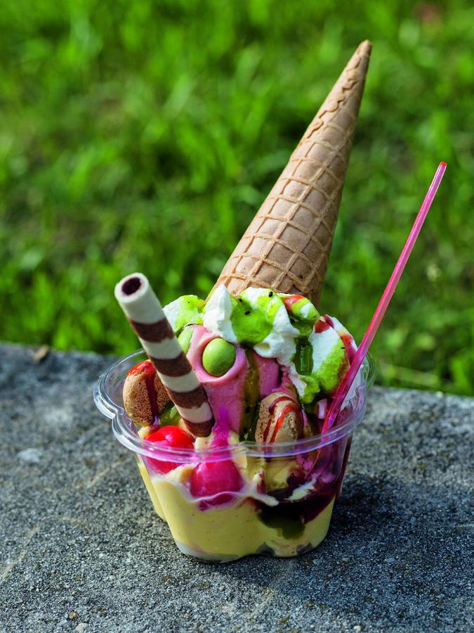 ... und noch eine Eis-Monster-Variante aus einer deutschen Eisdiele ...
... und noch eine Eis-Monster-Variante aus einer deutschen Eisdiele ...