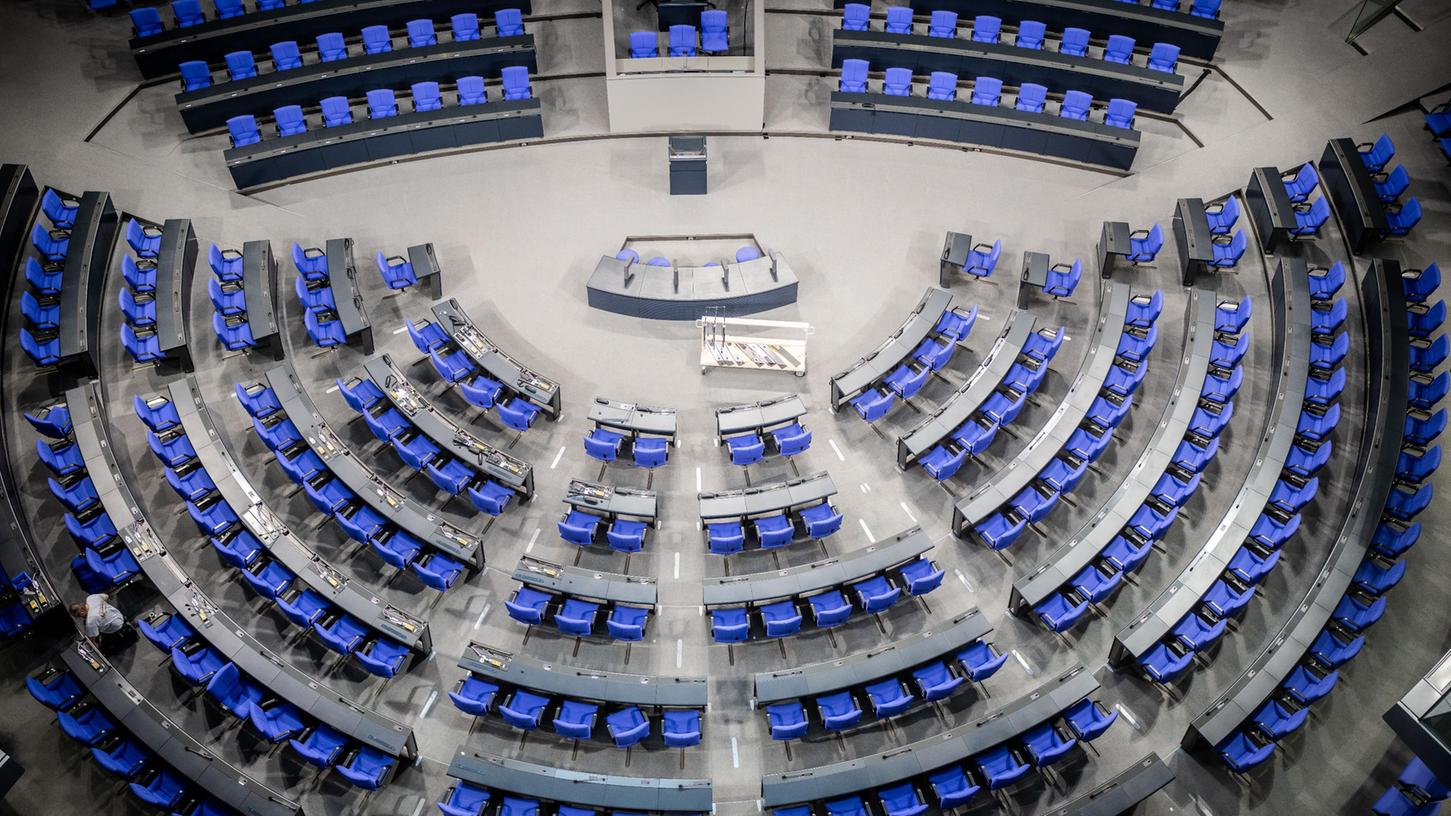 Ungeimpfte Abgeordnete dürfen im Plenarsaal des Bundestags nicht mehr Platz nehmen.
Ungeimpfte Abgeordnete dürfen im Plenarsaal des Bundestags nicht mehr Platz nehmen.