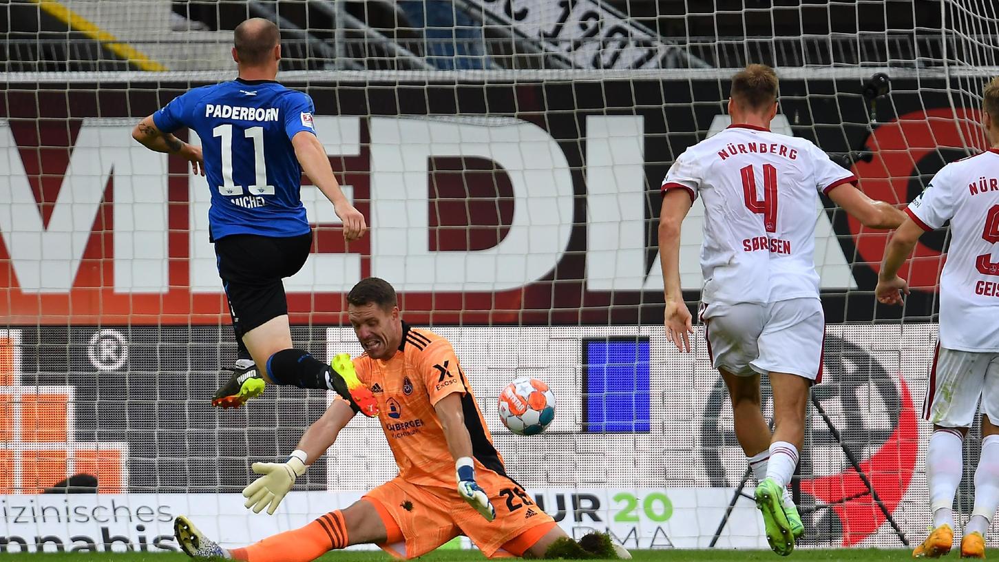 Der späte Ausgleich im Hinspiel: Sven Michel (Nr. 11) vom SC Paderborn hebt den Ball gefühlvoll am herausstürzenden Club-Schlussmann Christian Mathenia vorbei ins Tor - Endstand 2:2.