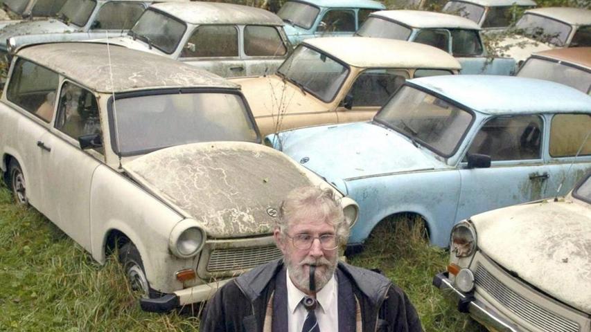 Der pensionierte Ingenieur Graham Goodal posiert 2004 vor seinen 49 Trabis in Middleton im englischen Derbyshire. Kurz danach musste er vor Gericht, weil er sich weigerte, seine Autos - übrigens die größte private Trabi-Sammlung der Welt - aus einem Obstgarten zu entfernen.