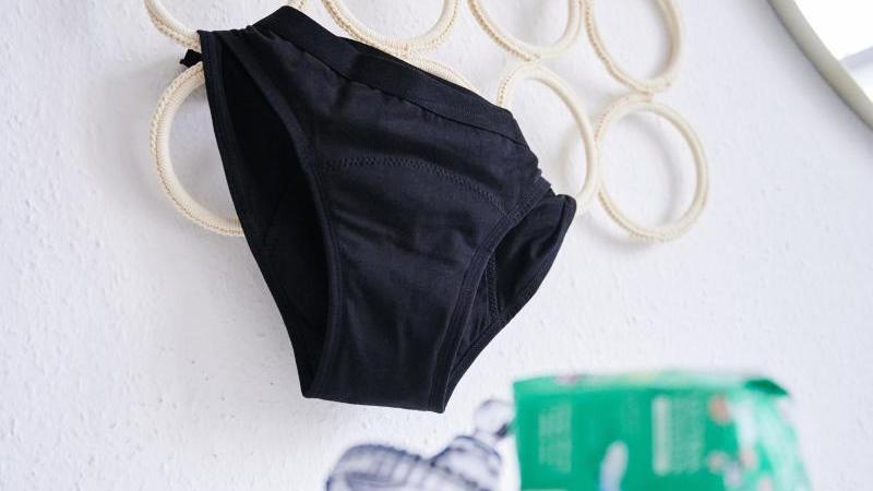 Periodenslips erobern zunehmend den Markt und sollen eine umweltfreundliche Alternative zu Wegwerfprodukten sein. Experten warnen jedoch vor Bioziden, die in manchen Slips enthalten sind. Periodenslips erobern zunehmend den Markt und sollen eine umweltfreundliche Alternative zu Wegwerfprodukten sein. Experten warnen jedoch vor Bioziden, die in manchen Slips enthalten sind.