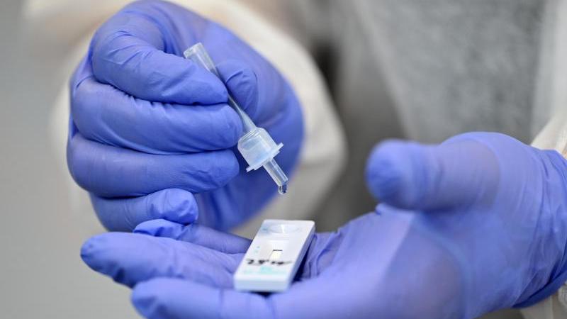 Wie zuverlässig sind Antigentests? Gerade bei geringer Viruslast schlagen sie oft nicht an. Neue Studienergebnisse deuten außerdem darauf hin, dass sie frühe Omikron-Infektionen übersehen können. Wie zuverlässig sind Antigentests? Gerade bei geringer Viruslast schlagen sie oft nicht an. Neue Studienergebnisse deuten außerdem darauf hin, dass sie frühe Omikron-Infektionen übersehen können.