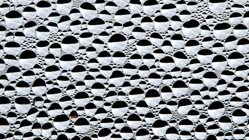 Sieht schön aus, ist aber ein Problem fürs Gebäude: Kondenswasser. Ist die Luftfeuchtigkeit zu hoch und trifft sie auf kalte Flächen in einem Raum, kondensiert sie. Sieht schön aus, ist aber ein Problem fürs Gebäude: Kondenswasser. Ist die Luftfeuchtigkeit zu hoch und trifft sie auf kalte Flächen in einem Raum, kondensiert sie.
