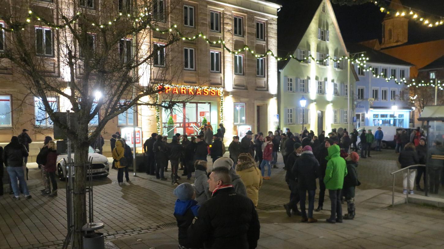 Auch in Gunzenhausen treffen sich die Kritiker der Corona-Politik seit einiger Zeit montags zu sogenannten Auch in Gunzenhausen treffen sich die Kritiker der Corona-Politik seit einiger Zeit montags zu sogenannten