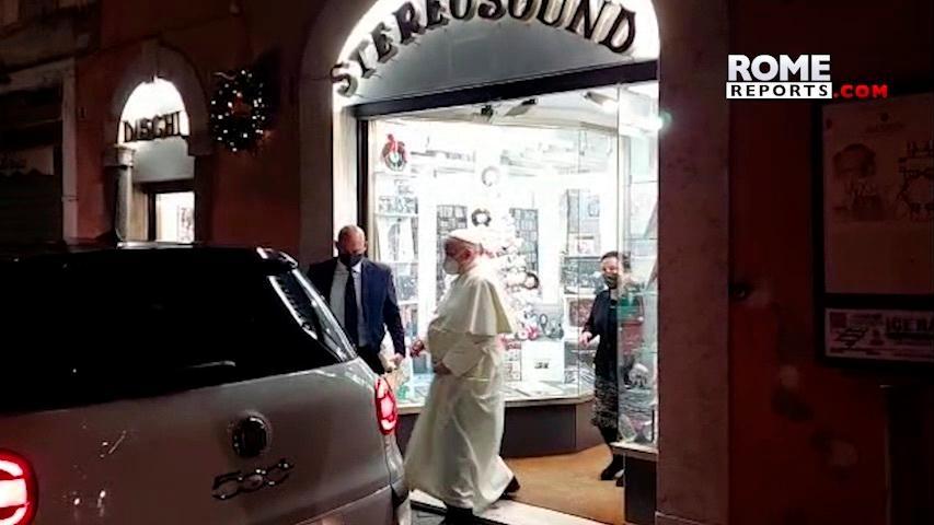 In diesem Videostandbild von Rome Reports verlässt Papst Franziskus den Plattenladen Stereosound in Rom.
In diesem Videostandbild von Rome Reports verlässt Papst Franziskus den Plattenladen Stereosound in Rom.