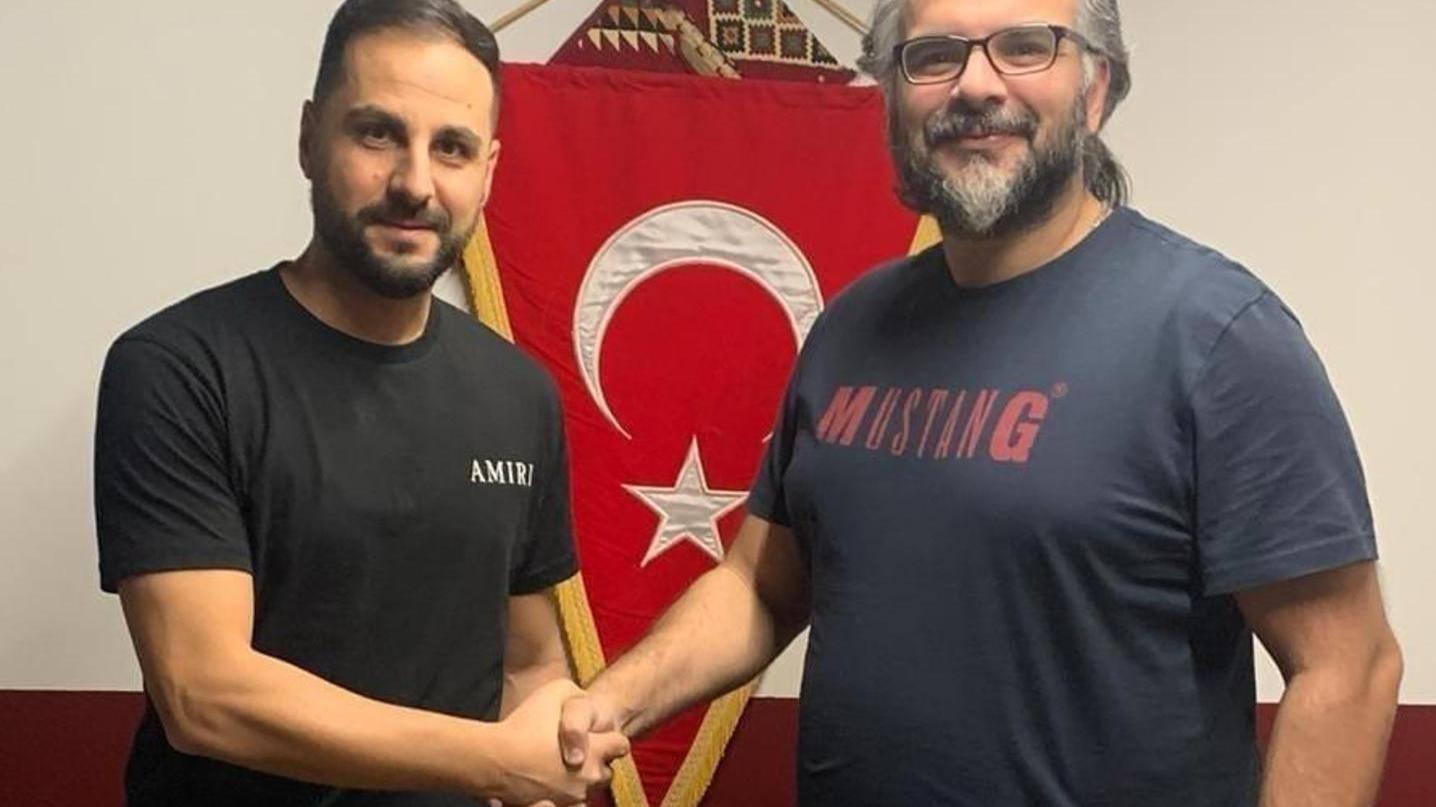 „Er ist an erster Stelle ein sehr leidenschaftlicher Fußballer“: Muarrem Demir, der Sportliche Leiter von Türkspor/Cagrispor, mit dem neuen Trainer Ahmet Dönmez.