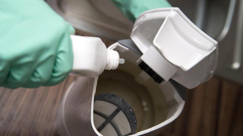 Natürlich wirksam und biologisch abbaubar: Zitronensäurelösung eignet sich zum Beispiel zum Entkalken des Wasserkochers. Natürlich wirksam und biologisch abbaubar: Zitronensäurelösung eignet sich zum Beispiel zum Entkalken des Wasserkochers.