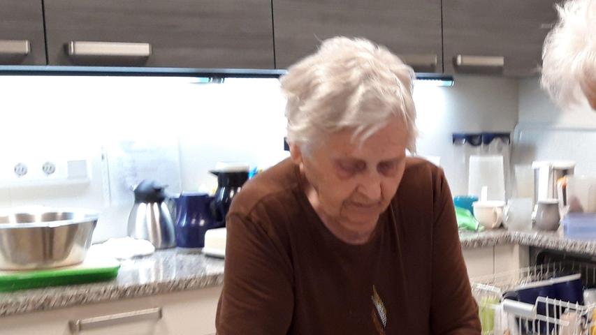 Die 89-jährige Katharina Zollhöfer lebt in einer Demenz-WG in Cadolzburg. Foto:  Kurt Zollhöfer