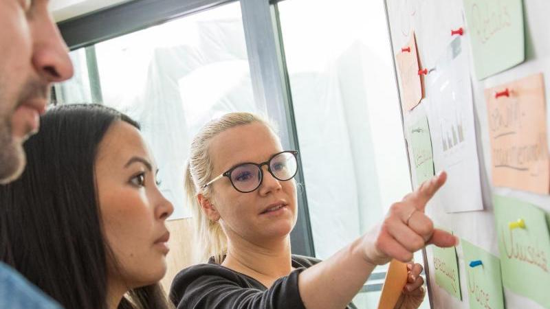 In einer der Teilqualifizierungen, die schrittweise zum Abschluss als Bürokauffrau führen können, geht es etwa auch um Rechnungswesen. In einer der Teilqualifizierungen, die schrittweise zum Abschluss als Bürokauffrau führen können, geht es etwa auch um Rechnungswesen.