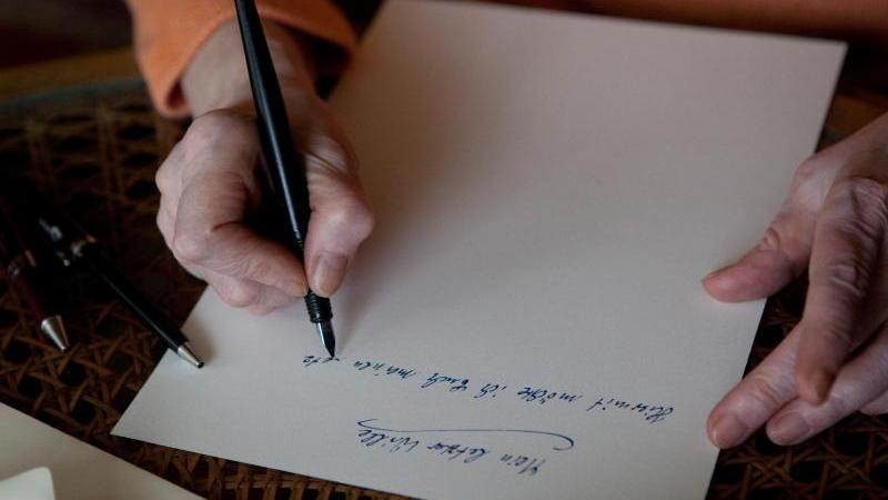 In einem Testament können Erbe und Vermächtnisse an verschiedene Personen verteilt werden. In einem Testament können Erbe und Vermächtnisse an verschiedene Personen verteilt werden.