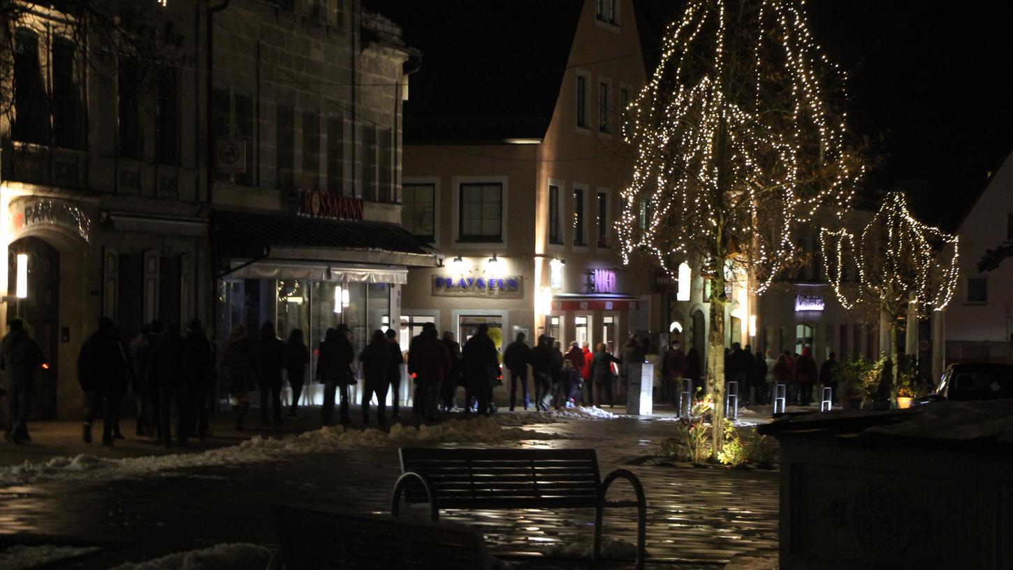 In einer langen Schlange drehen die sogenannten Spaziergänger in Altdorf ihre Runden. In einer langen Schlange drehen die sogenannten Spaziergänger in Altdorf ihre Runden.