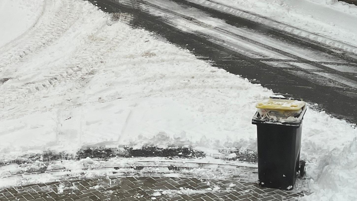 Schnee auf der Straße, randvolle Gelbe Tonne: Alle Jahre wieder, denken sich derzeit wohl viele Hiltpoltsteiner. Im vergangenen Jahr sorgte die Leerung der Papiertonnen für Probleme. Schnee auf der Straße, randvolle Gelbe Tonne: Alle Jahre wieder, denken sich derzeit wohl viele Hiltpoltsteiner. Im vergangenen Jahr sorgte die Leerung der Papiertonnen für Probleme.