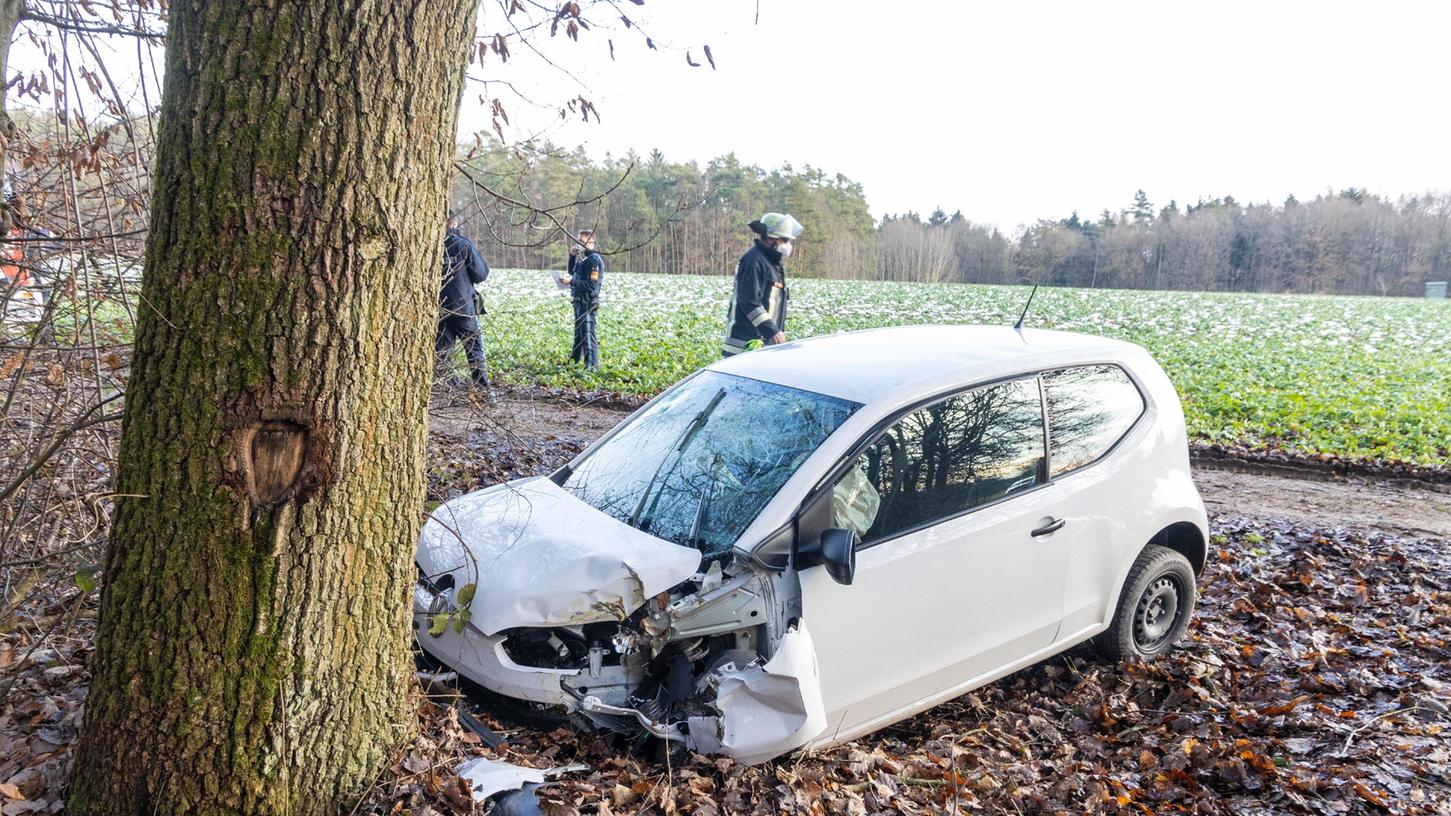 Am Mittwochvormittag ereignete sich bei Stegaurach im Landkreis Bamberg ein tödlicher Verkehrsunfall.
Am Mittwochvormittag ereignete sich bei Stegaurach im Landkreis Bamberg ein tödlicher Verkehrsunfall.