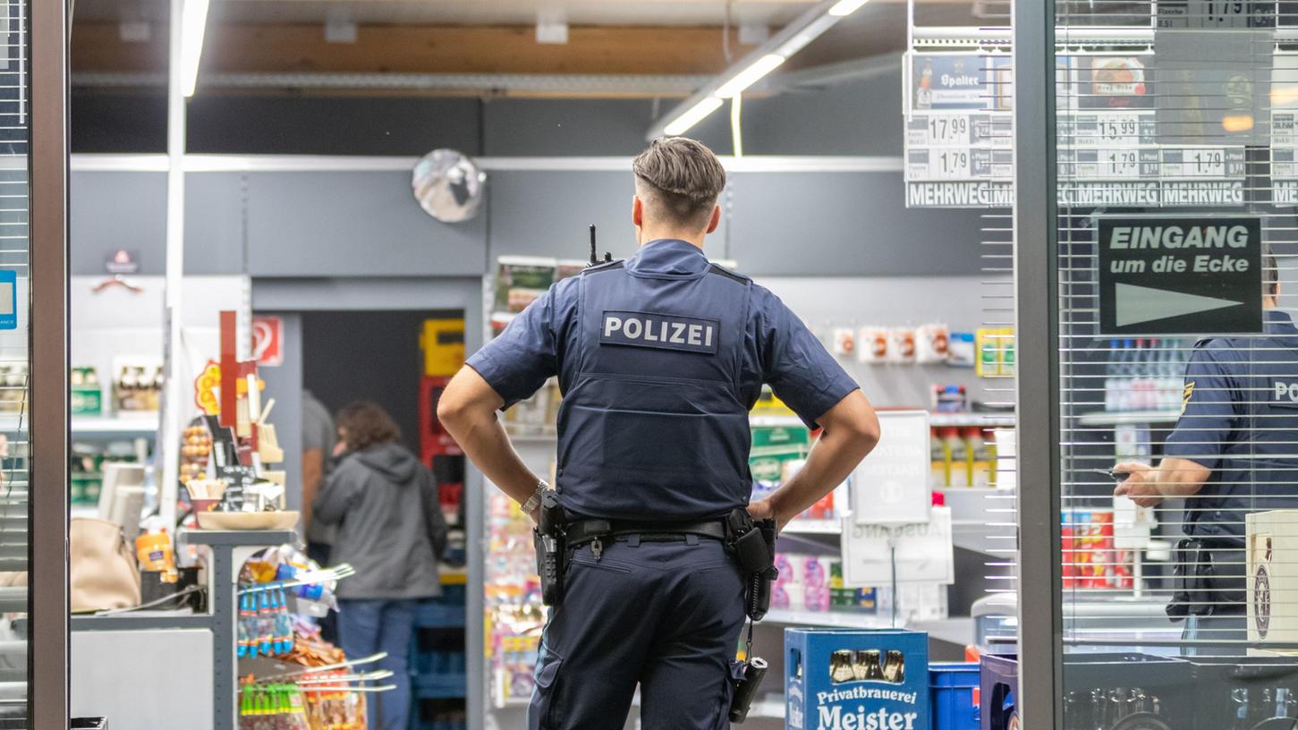 Überfall auf Tankstelle in Oberasbach: Venezianische Maske entlarvt Fürther Räuber