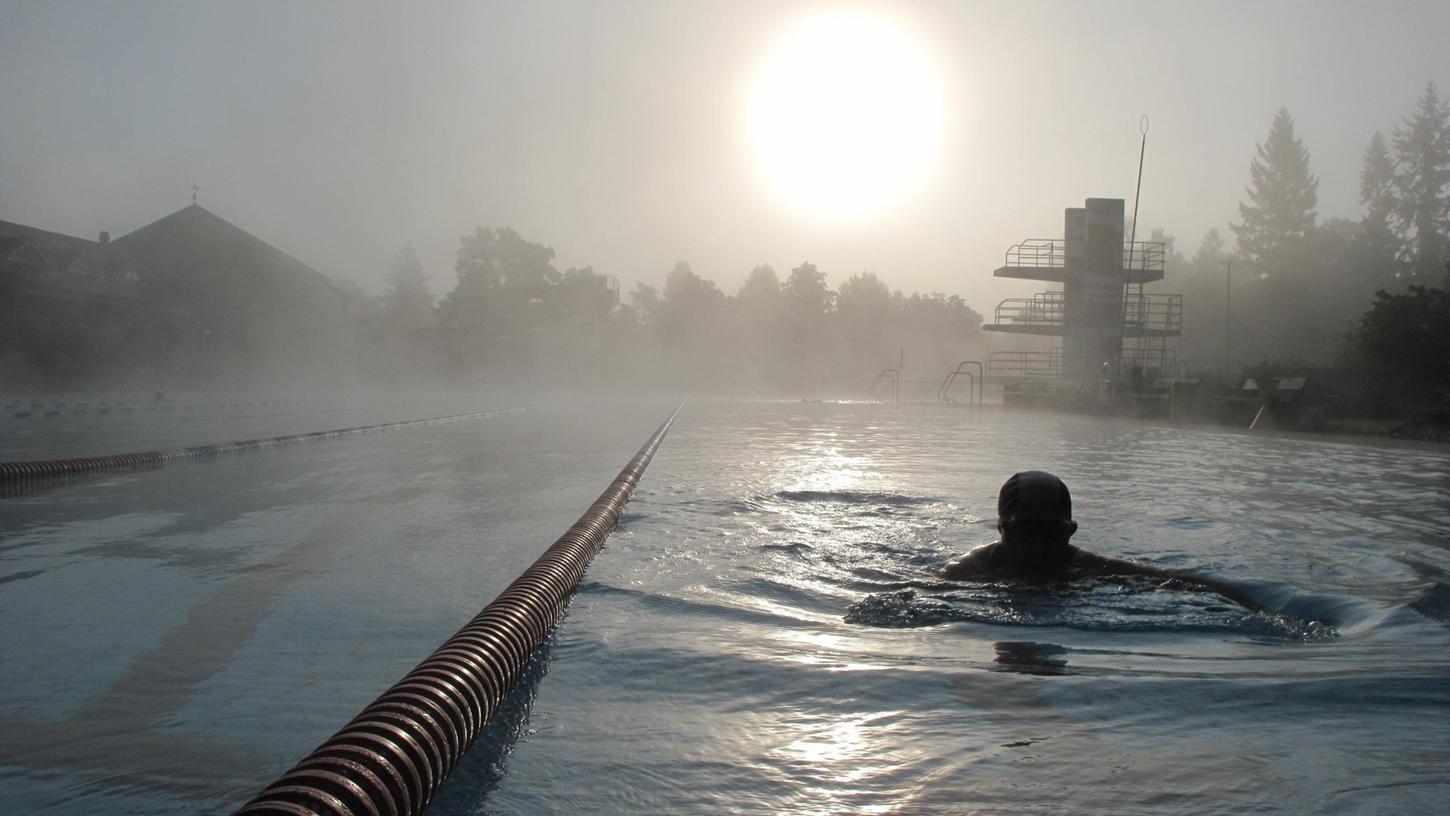 Romantisch sieht es aus, wenn ein einsamer Schwimmer im Nebel seine Bahnen im Waldbad zieht. Das Bad ist jedoch schwer sanierungsbedürftig.
