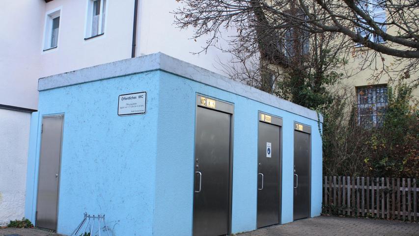 Die Sanierung der Toilette in der Waagstraße soll einen sechsstelligen Betrag kosten – was einige Stadträte erstaunt.
Die Sanierung der Toilette in der Waagstraße soll einen sechsstelligen Betrag kosten – was einige Stadträte erstaunt.