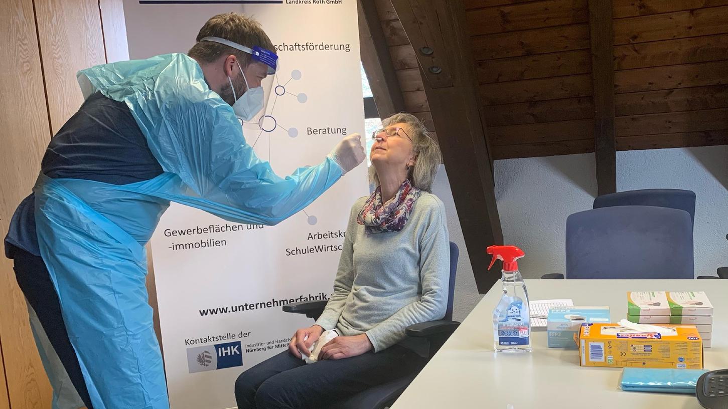 Auch Kleinbetriebe wurden 2021 zur Teststation: In der Unternehmerfabrik Roth wurde beispielsweise ebenfalls mit Beauftragung durch das Gesundheitsamt getestet.
Auch Kleinbetriebe wurden 2021 zur Teststation: In der Unternehmerfabrik Roth wurde beispielsweise ebenfalls mit Beauftragung durch das Gesundheitsamt getestet.