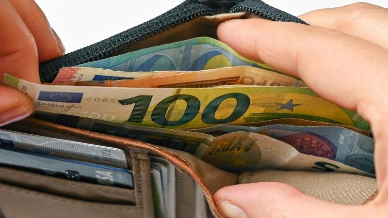 Die Vergütungen für Auszubildende sind auch im zweiten Coronajahr deutlich schwächer gestiegen als vor der Pandemie. Im Schnitt verdienten Azubis 987 Euro brutto im Monat. Die Vergütungen für Auszubildende sind auch im zweiten Coronajahr deutlich schwächer gestiegen als vor der Pandemie. Im Schnitt verdienten Azubis 987 Euro brutto im Monat.