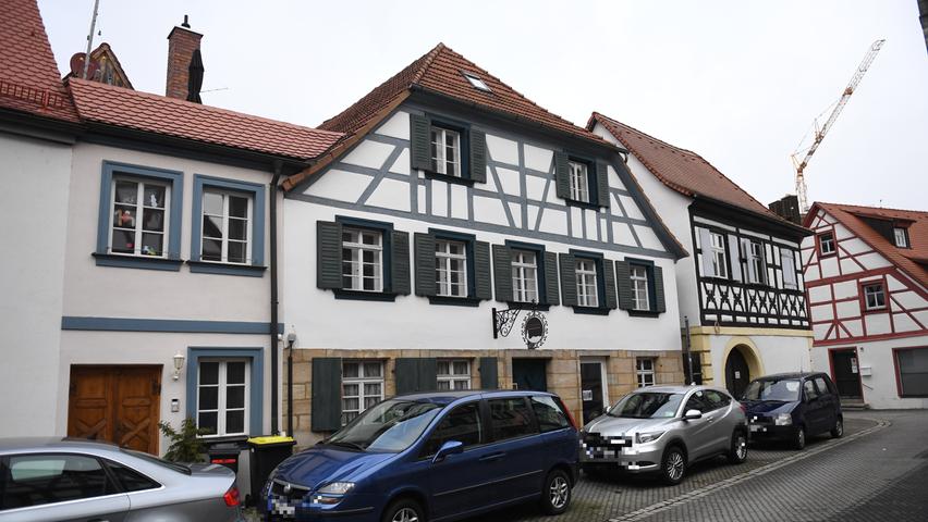 Bereits zum zweiten Mal hat die Stadt nun das historische Anwesen in der Kapellenstraße erworben.
Bereits zum zweiten Mal hat die Stadt nun das historische Anwesen in der Kapellenstraße erworben.