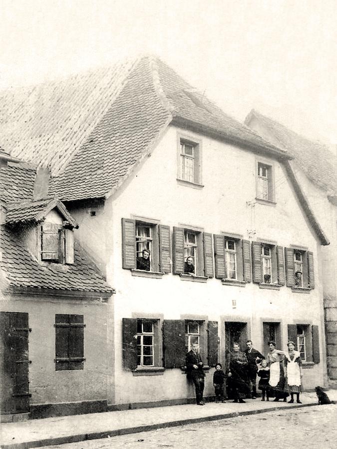 Dieses Archivfoto aus dem Jahre 1910 zeigt die Familie Fuchs vor (und in) ihrem Haus. Die Ursprünge des Anwesens reichen bis ins Jahr 1532 zurück.
 
