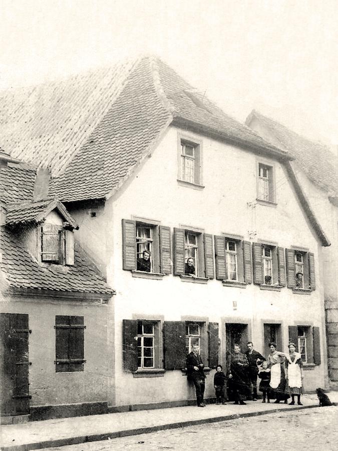 Dieses Archivfoto aus dem Jahre 1910 zeigt die Familie Fuchs vor (und in) ihrem Haus. Die Ursprünge des Anwesens reichen bis ins Jahr 1532 zurück.
Dieses Archivfoto aus dem Jahre 1910 zeigt die Familie Fuchs vor (und in) ihrem Haus. Die Ursprünge des Anwesens reichen bis ins Jahr 1532 zurück.