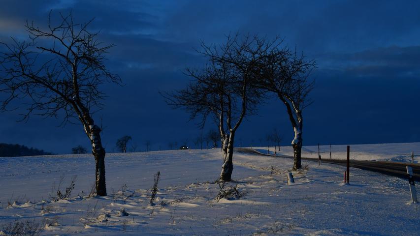 Der Winter taucht die Hochebene der Fränkischen Alb bei Eismannsberg in blaues Licht.